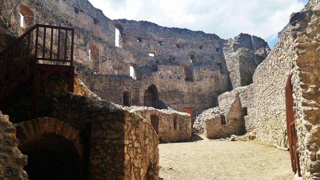 Pod Hradom Restaurant & Pension Topoľčany Dış mekan fotoğraf