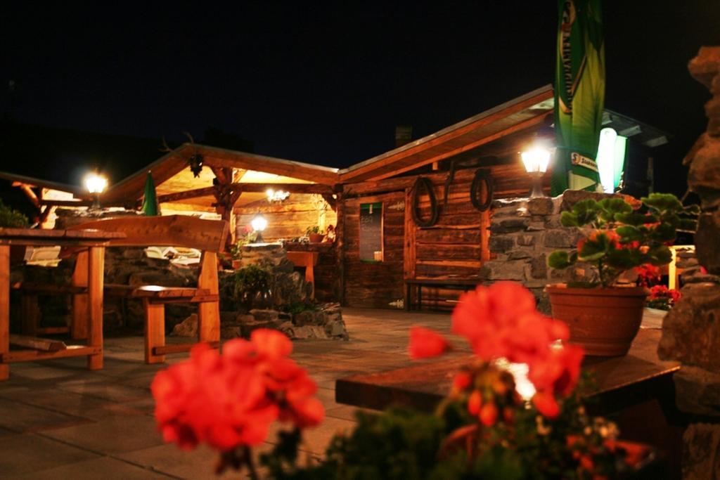 Pod Hradom Restaurant & Pension Topoľčany Dış mekan fotoğraf