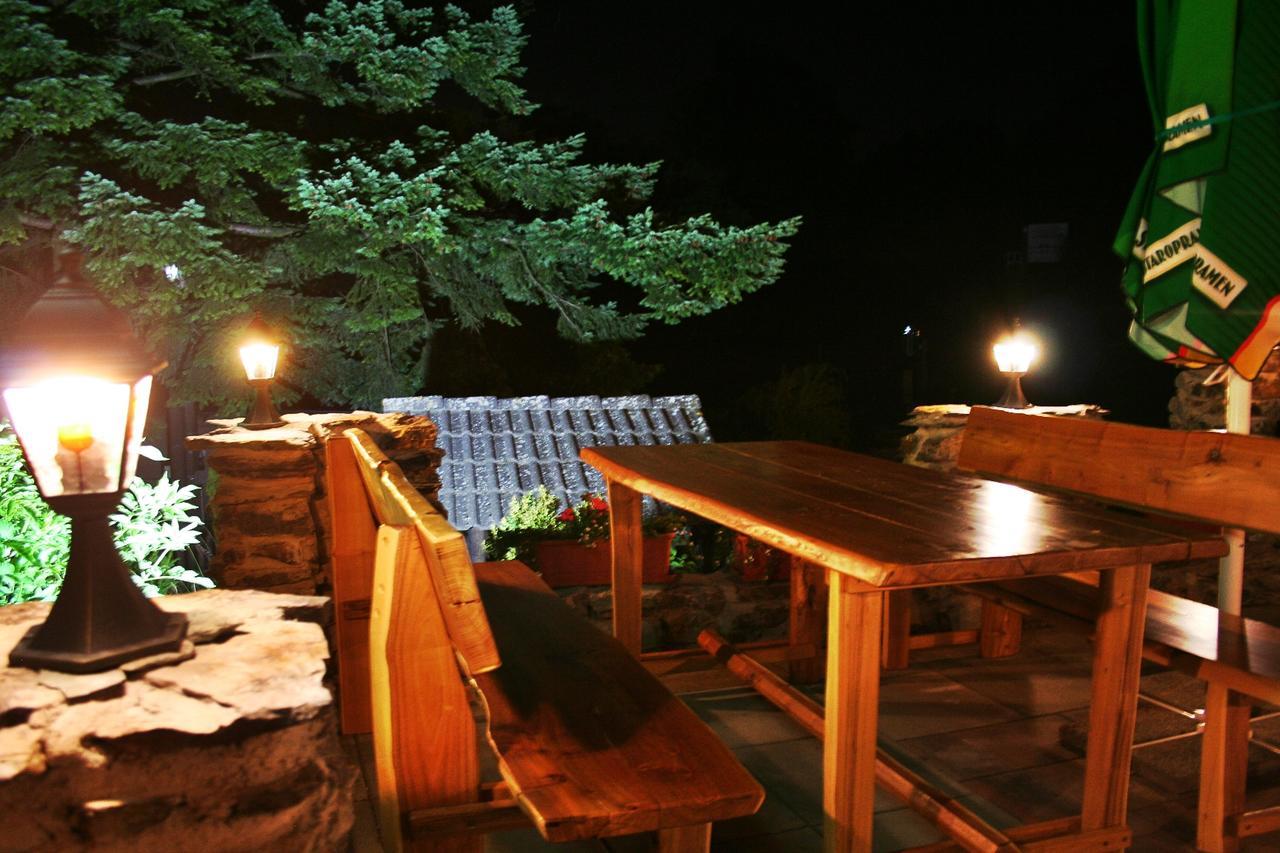 Pod Hradom Restaurant & Pension Topoľčany Dış mekan fotoğraf